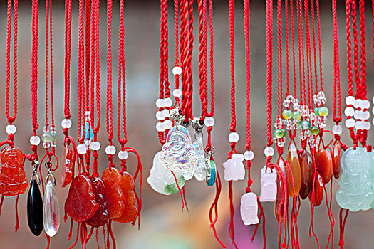 河南伊川县,庙会上出售的传统小饰物