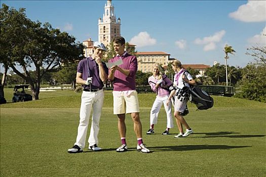 四个,朋友,讨论,高尔夫球场,比尔提默高尔夫球场,珊瑚顶市,佛罗里达,美国