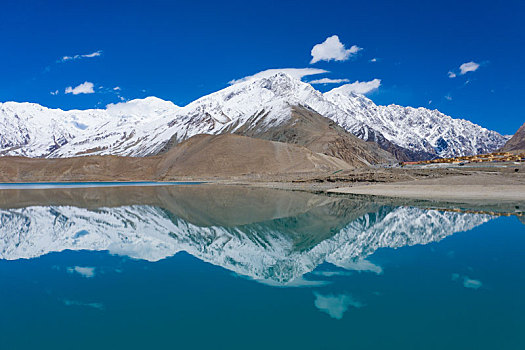 新疆帕米尔高原上的白沙湖