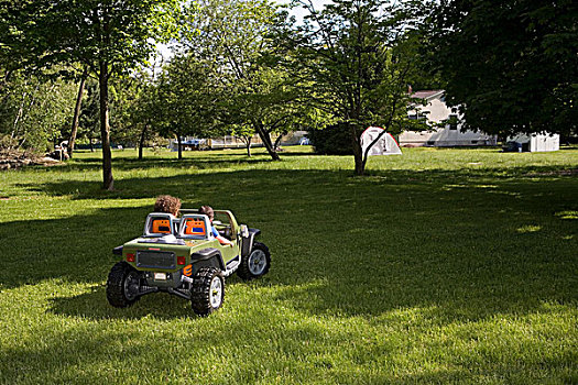 两个孩子,驾驶,玩具车,花园