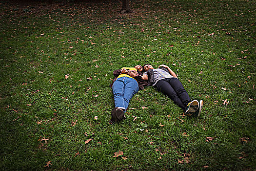 两个,成熟,女性朋友,躺着,公园,头部