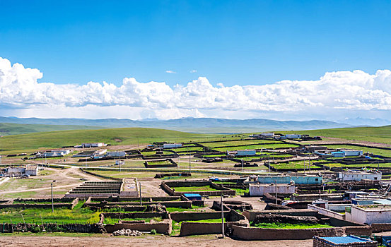 蓝天白云下的藏族民居,中国西藏