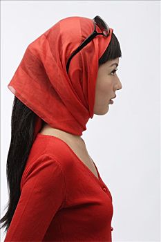 侧面,女人,穿,红色,毛衣,围巾,墨镜