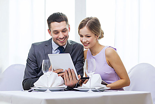 餐馆,情侣,科技,假日,概念,微笑,少妇,看,男朋友,丈夫,菜单,平板电脑,电脑
