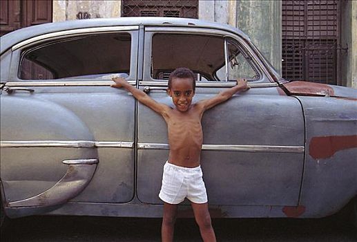 小男孩,孩子,姿势,正面,老,卡迪拉克,哈瓦那,局部,古巴,中美洲