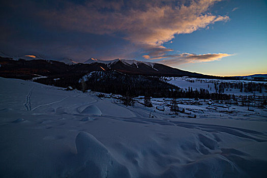 雪山日落