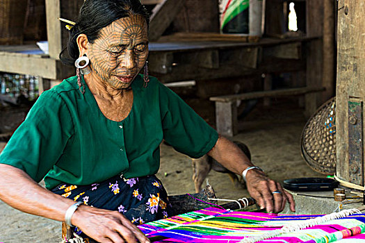 女人,传统,脸,纹身,耳,饰品,下巴,人,种族,亲切,编织,织布机,若开邦,缅甸,亚洲
