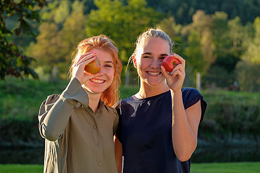 两个女孩,美女,笑,吃,苹果,花园,上巴伐利亚,巴伐利亚,德国,欧洲
