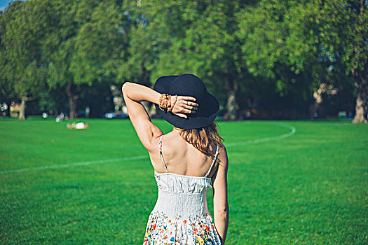 美女,戴着,连衣裙,帽子,站立,草,公园,晴朗,夏天