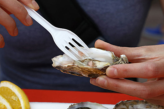 女人,吃,牡蛎,塑料制品,叉子