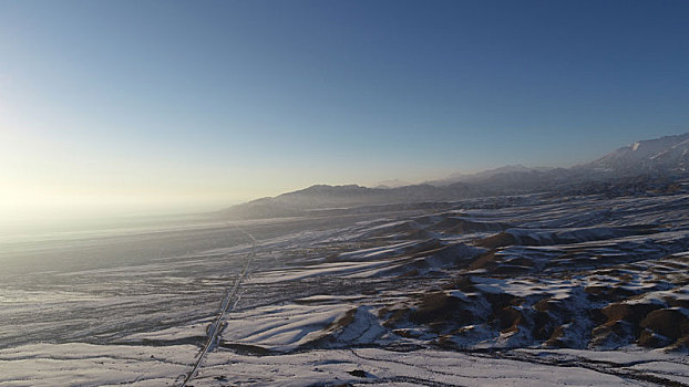 新疆哈密,雪落天山戈壁路