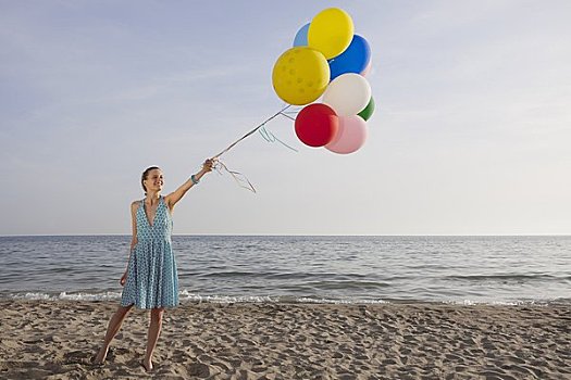 女人,海滩,拿着,束,彩色,气球