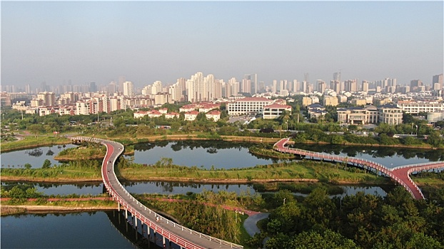 山东省日照市,雨后的海边环境宜人,游客赶海拾贝拍照打卡