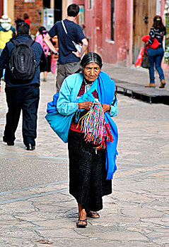 老人,墨西哥人,女人,乡村,山,传统服饰,销售,特色产品,街道,圣克里斯托瓦尔,房子,恰帕斯,墨西哥