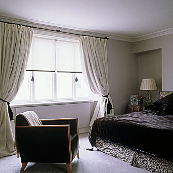 黑色,皮制扶手椅,双人床,毛皮,遮盖,正面,窗,汇集,帘