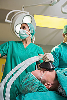 麻醉师,拿着,氧气面罩,看,监控,手术室