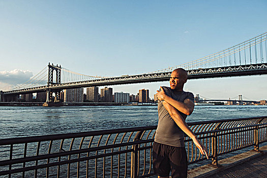 男青年,跑步,伸展,正面,曼哈顿大桥,纽约,美国