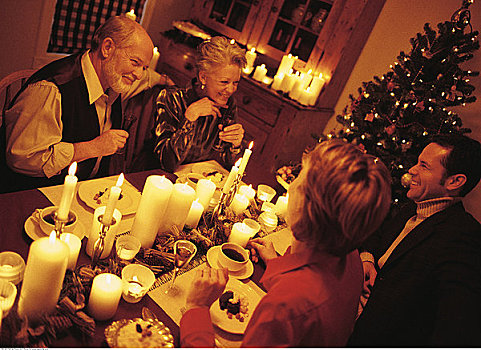 坐,桌子,靠近,圣诞树,吃饭,甜点