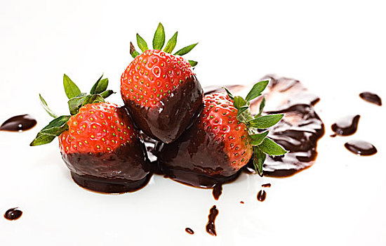 新鲜,草莓,遮盖,黑巧克力,上方,白色背景