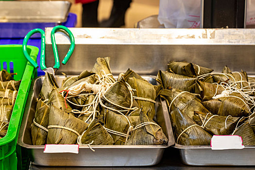 端午节前南门市场摊商贩售的粽子