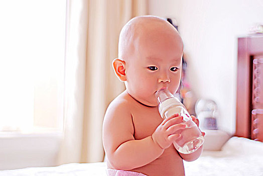 抱着奶瓶的婴儿