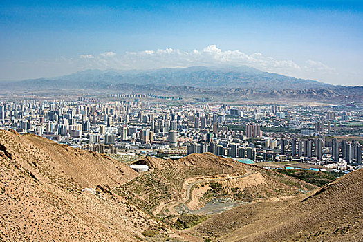 雅玛里克山拍摄乌鲁木齐城市全景