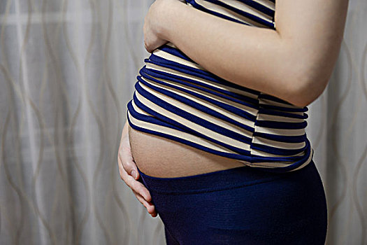 一个怀孕五个月的年轻孕妇