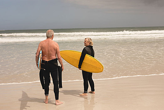 老年,夫妻,拿着,冲浪板,海滩