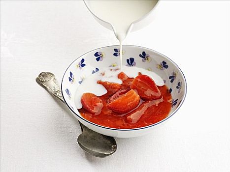 草莓,大黄蜜饯,奶油