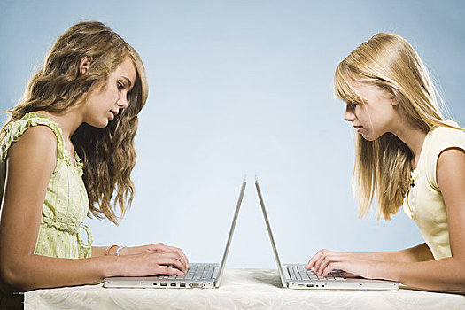 两个女孩,笔记本电脑,打字
