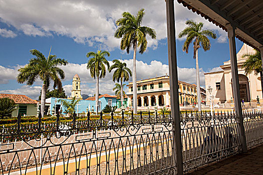 古巴,特立尼达,马约尔广场,棕榈树,门廊,熟铁,栏杆,山谷,世界遗产