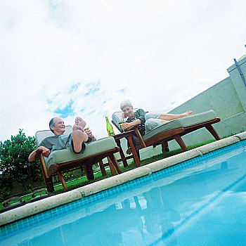 夫妻,卧,休闲椅,旁侧,游泳池