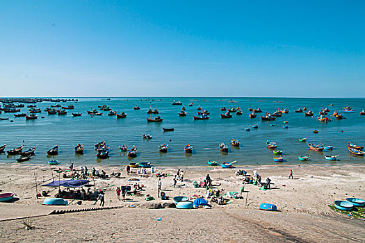 沙滩码头停泊的渔船