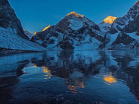 天堂湖晨曦雪山金顶