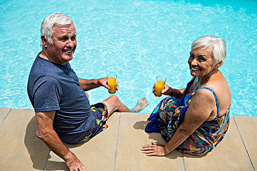 头像,老年,夫妻,拿着,果汁杯,靠近,池边