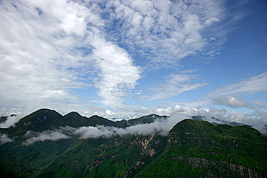 巫溪云台山云雾缭绕下的群山