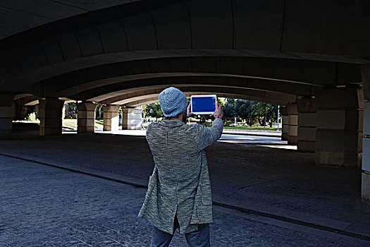 现代,男青年,平板电脑,接触,照相,桥,羊毛帽