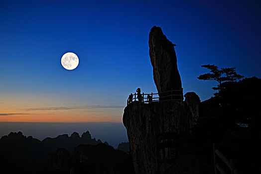 黄山月夜飞来石