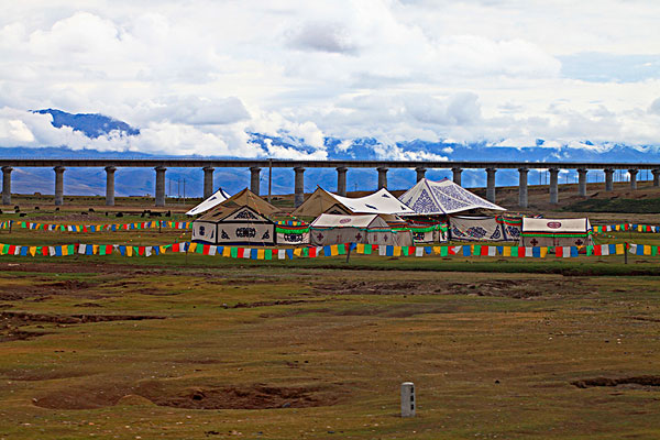 蓝天白云下的青藏铁路和传统帐篷