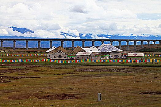 蓝天白云下的青藏铁路和传统帐篷