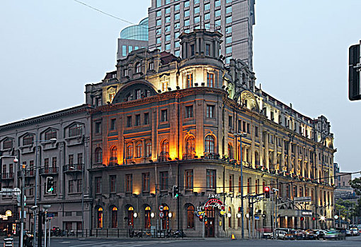 上海浦江饭店,原名礼查饭店,始建于1846年,西名richards,hotel,由西人礼查richads创建,是上海开埠以来乃至全国第一家西商饭店,1907年扩建为具有新古典主义维多利亚巴洛克式建筑,是当时上海最豪华的西商饭店,也是中国及远东最著名的饭店之一