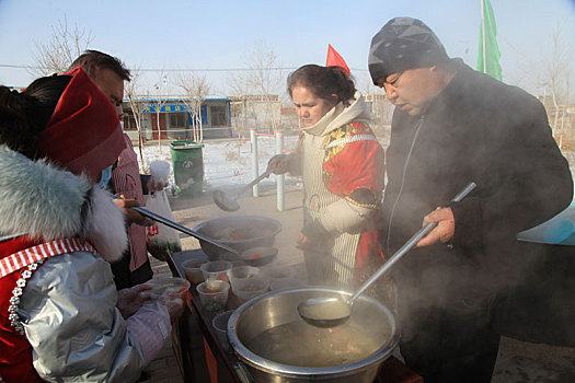 新疆哈密,各族群众喜喝免费羊肉汤,体验哈萨克族冬宰节文化