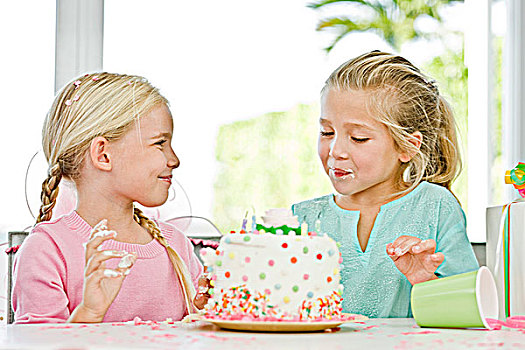 两个女孩,吃,生日蛋糕