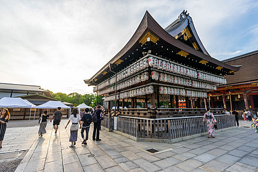 游客们正在参观日本京都八坂神社的舞殿