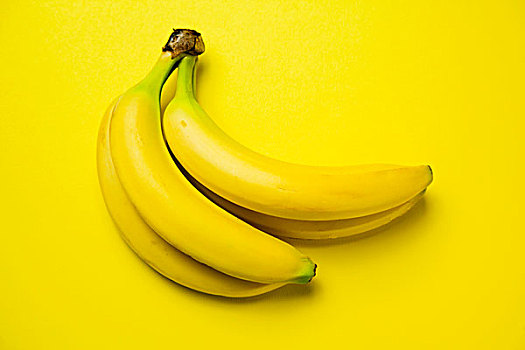 香蕉串,黄色背景