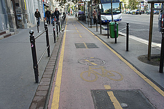 布达购物街上自行车专用道
