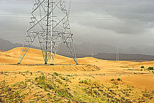 中国西部沙漠中的电塔