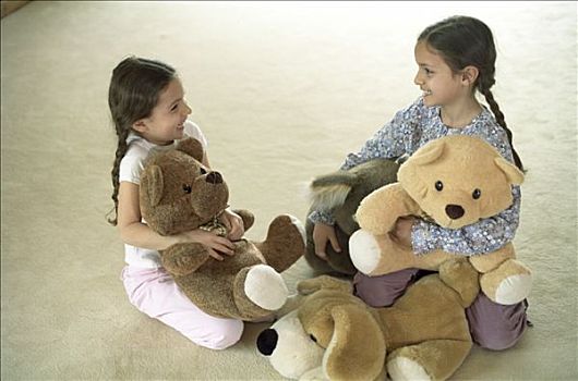 棕发,女孩,微笑,坐,米色,地毯,毛绒玩具,手臂