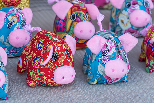 中国工艺品彩色布艺小猪