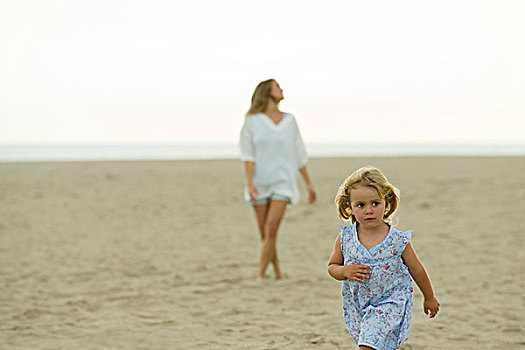 小女孩,走,海滩